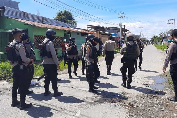 Polisi ketika disiagakan untuk mengantisipasi hal-hal yang tidak diinginkan pasca tewasnya seorang pelajar, Minggu (14/6/2020).