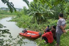 Orangtua Balita yang Hanyut di Selokan Surabaya Saat Hujan Ikut Susuri Sungai