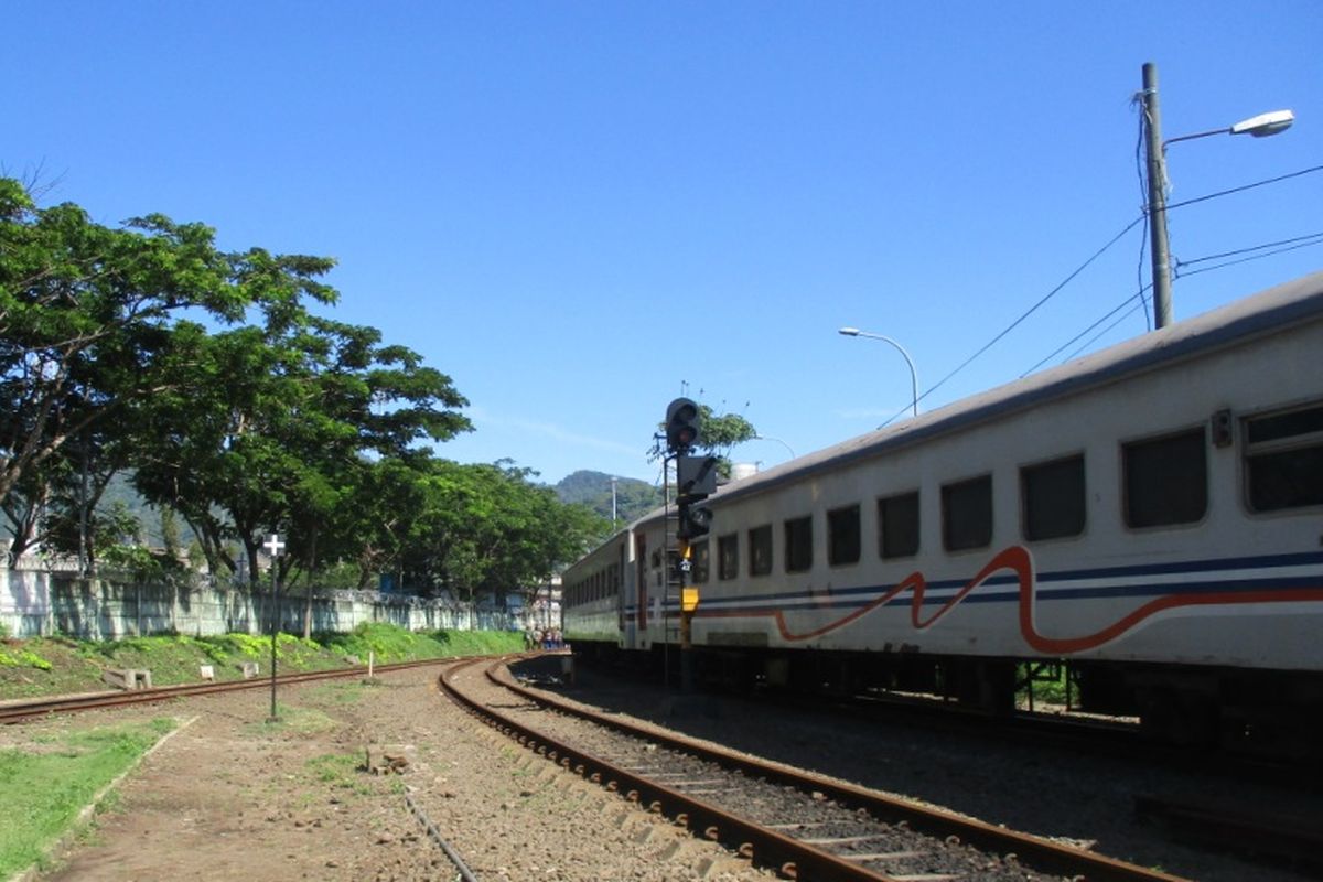 Kereta di Stasiun Merak