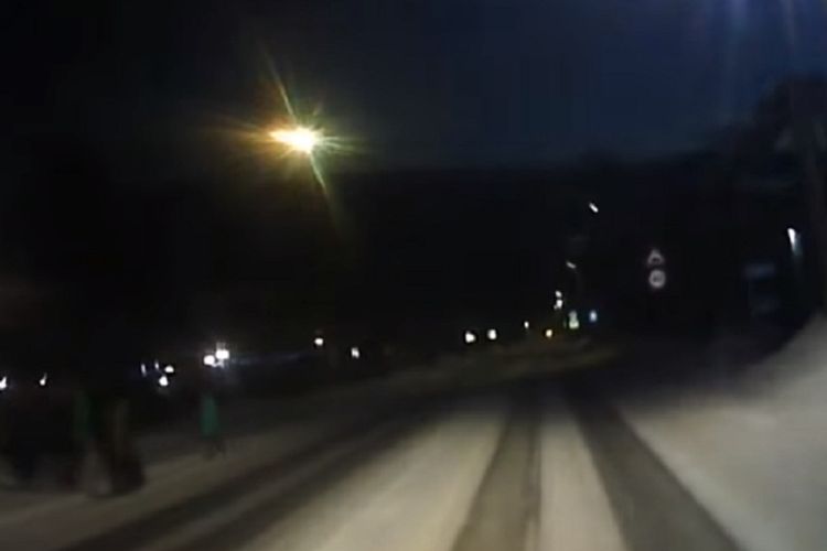 Tangkapan layar rekaman video dari mobil warga yang memperlihatkan sebuah objek bersinar jatuh dari langit di atas Rusia.