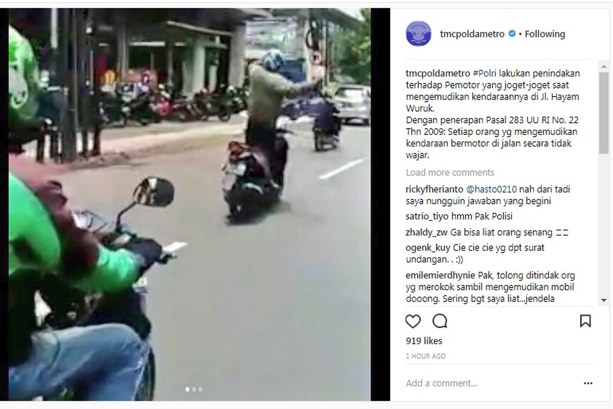 Terlihat pengendara motor berkendara sambil berjoget. 