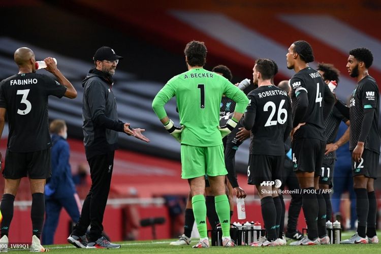 Para pemain Liverpool mendengarkan instruksi dari pelatih Juergen Klopp pada water break laga Liga Inggris kontra Arsenal di Stadion Emirates pada Kamis (16/7/2020) dini hari WIB.