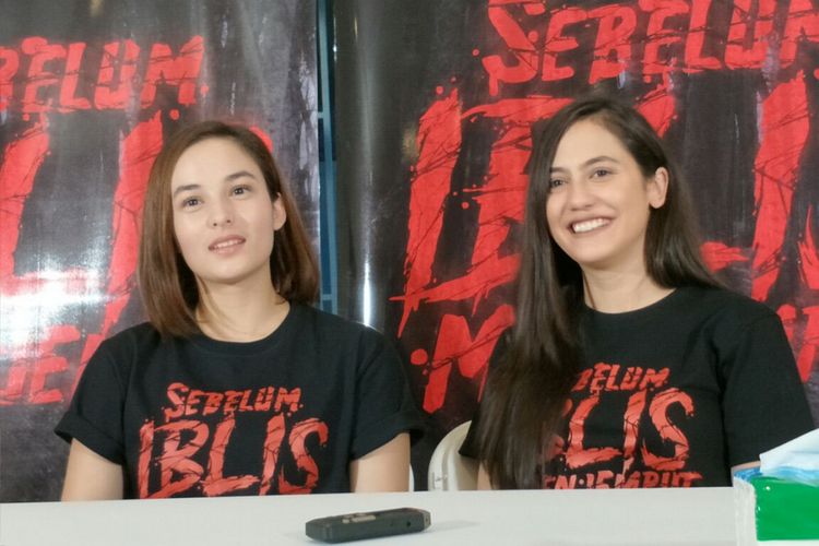 Chelsea Islan dan Pevita Pearce dalam jumpa pers film Sebelum Iblis Menjemput di kawasan Kemang, Jakarta Selatan, Kamis (1/3/2018).