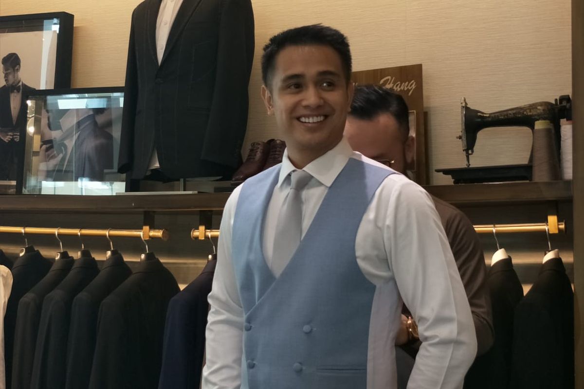 Ajun Perwira saat fitting baju pengantin di Wong Hang Tailor, Grand Indonesia, Thamrin, Jakarta Pusat, Sabtu (20/4/2019).