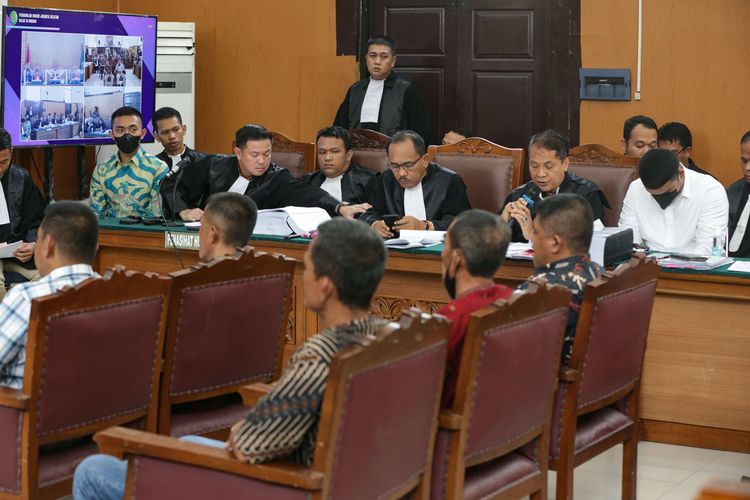 Mario Dandy Satriyo (kiri) dan Shane Lukas, terdakwa penganiayaan remaja berinisial D menjalani sidang di Pengadilan Negeri (PN) Jakarta Selatan, Kamis (15/6/2023). Agenda sidang lanjutan kali ini mendengarkan keterangan saksi.