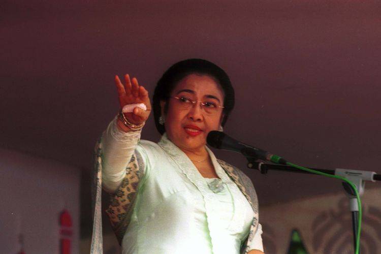 Presiden Megawati Soekarnoputri memberikan sambutan dalam rangka acara halal bi halal keluarga besar Partai Demokrasi Indonesia-Perjuangan (PDI-P) dengan masyarakat sekitanya, di kediaman Presiden di Jalan Kebagusan Besar IV No 45, Pasar Minggu, Jakarta Selatan, Minggu (22/12/2002). 