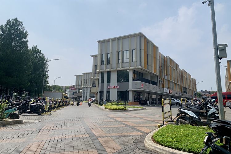Bagi kamu yang suka nongkrong sambil menikmati aneka camilan hingga tengah malam, bisa datang ke The Loop BSD di Jalan Raya Pagedangan, Pagedangan, Kecamatan Pagedangan, Kabupaten Tangerang, Banten. The Loop BSD dikenal sebagai tempat nongkrong dengan deretan restoran dan kafe berkonsep semi-outdoor.