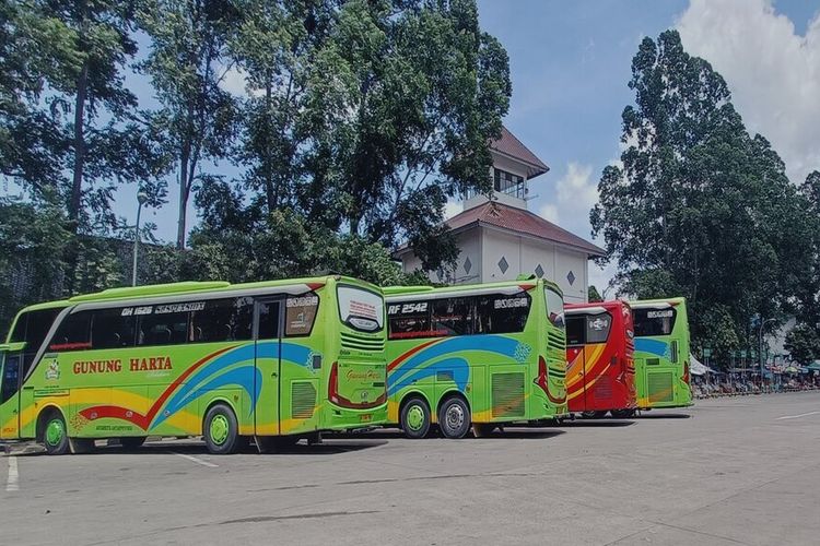 Suasana halaman parkir bus di Terminal Poris Plawad, Kota Tangerang yang terlihat masih sepi pada dua pekan menjelang libur natal dan tahun baru 2023, Senin (12/12/2022).