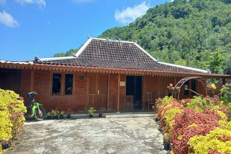 Mengenal Tradisi Munggah Molo, Ritual Naik Atap Rumah Suku Jawa