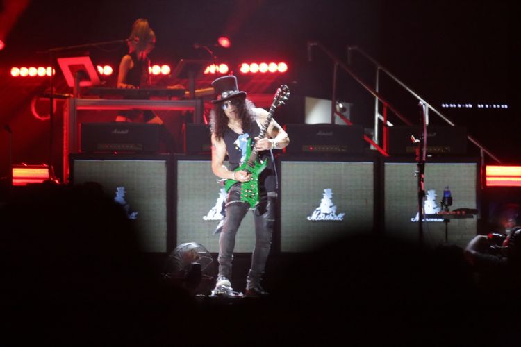 Guns N Roses beraksi pada konsernya yang bertajuk Not In This Lifetime di Gelora Bung Karno, Jakarta, Kamis (8/11/2018). Pada konser tersebut Guns N Roses membawakan sejumlah lagu andalannya di antaranya Welcome to The Jungle, Sweet Child O Mine dan lain-lain.