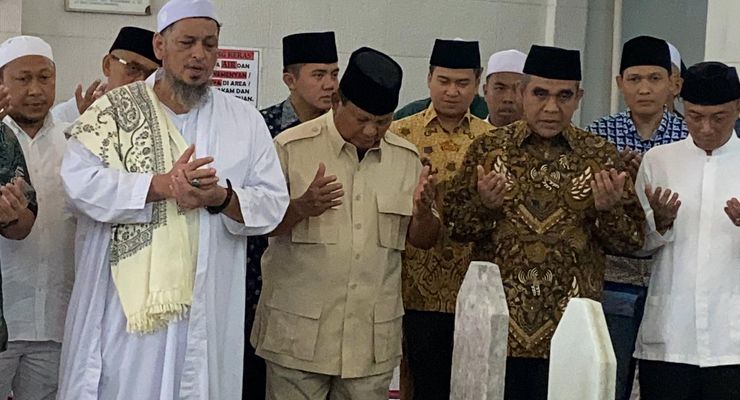 Prabowo Ziarah ke Makam Habib Kwitang di Jakpus