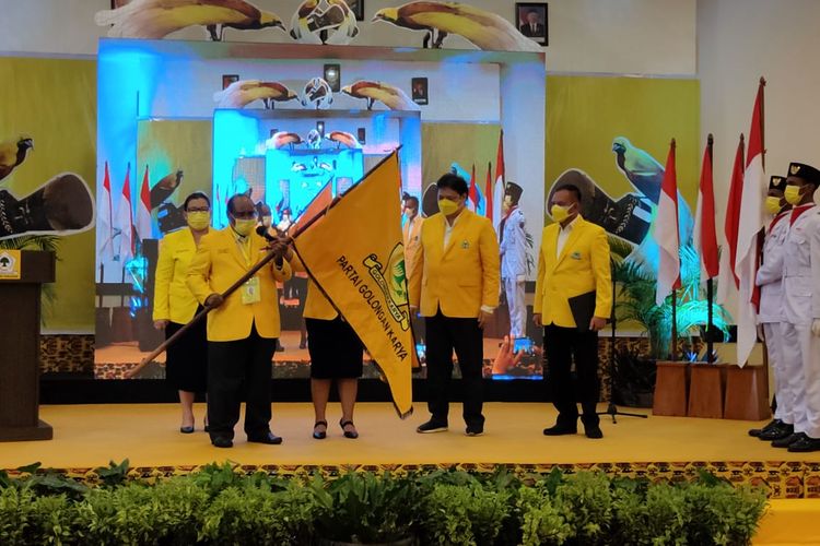 Airlagga saat melantik Pengurus Golkar Papua Barat