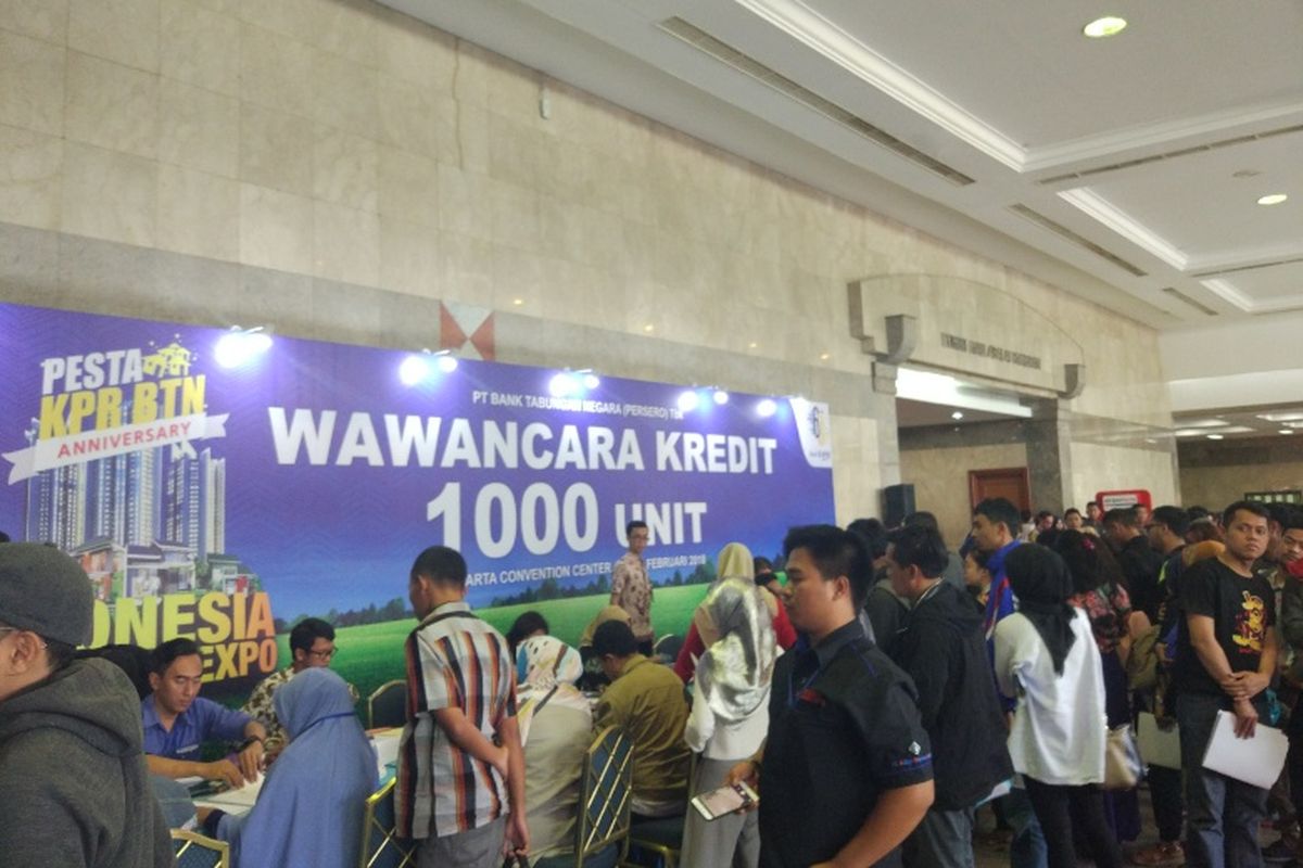 Para nasabah mengantre untuk wawancara kredit rumah di acara Indonesia Property Expo di Jakarta Convention Center (JCC), Sabtu (3/2/2018)