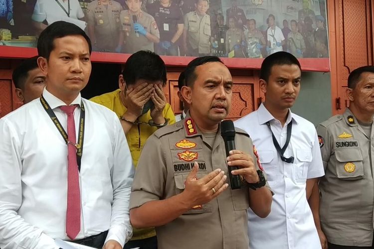 Polres Jakarta Utara Kombes Budhi Herdi Susianto memberi keterangan terkait penggerebekan pabrik ponsel ilegal di Penjaringan, Jakarta Utara
