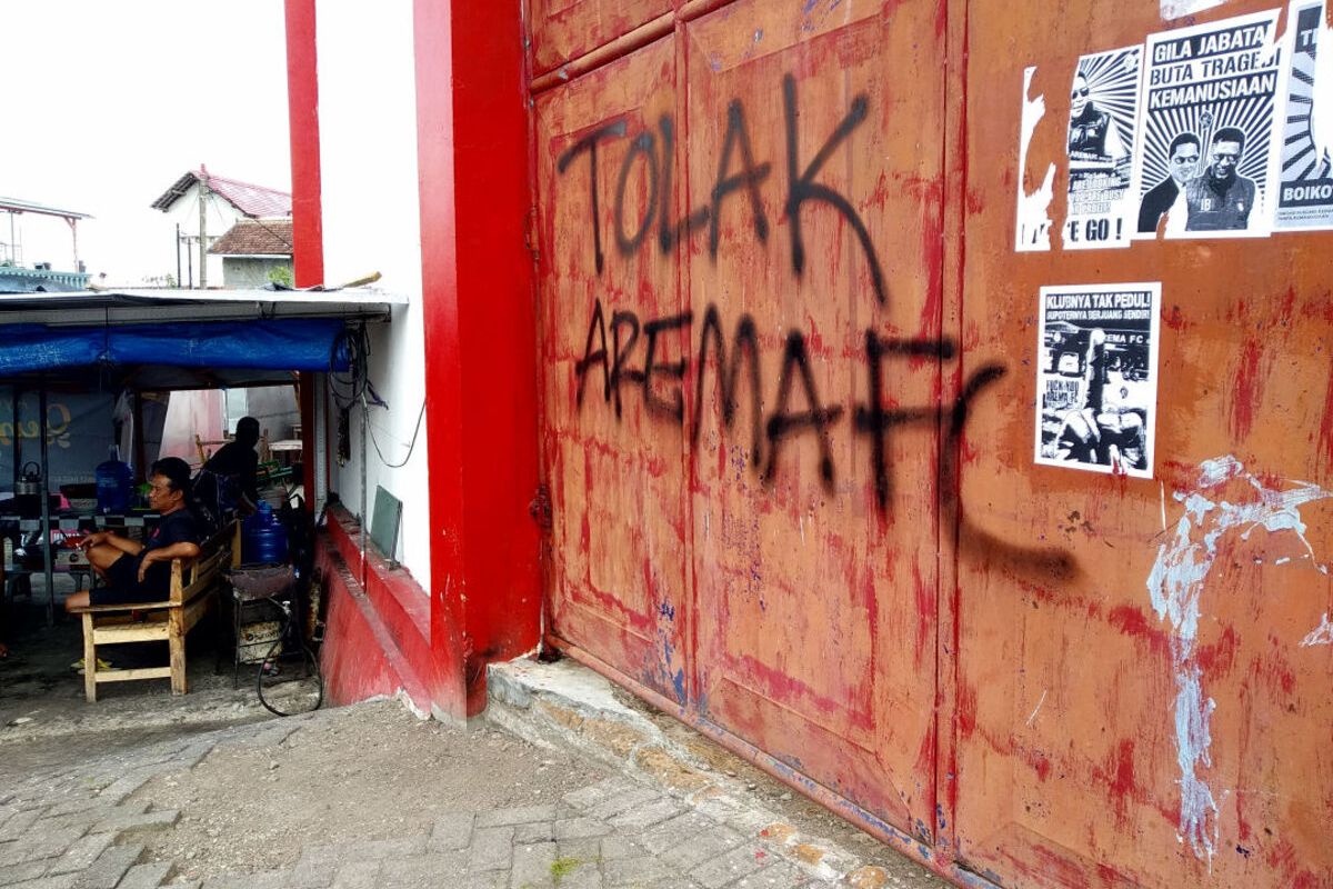 Coretan dan poster berisi penolakan terhadap klub Arema FC muncul di pintu tenggara Stadion Supriyadi Kota Blitar, Jumat (9/8/2024).