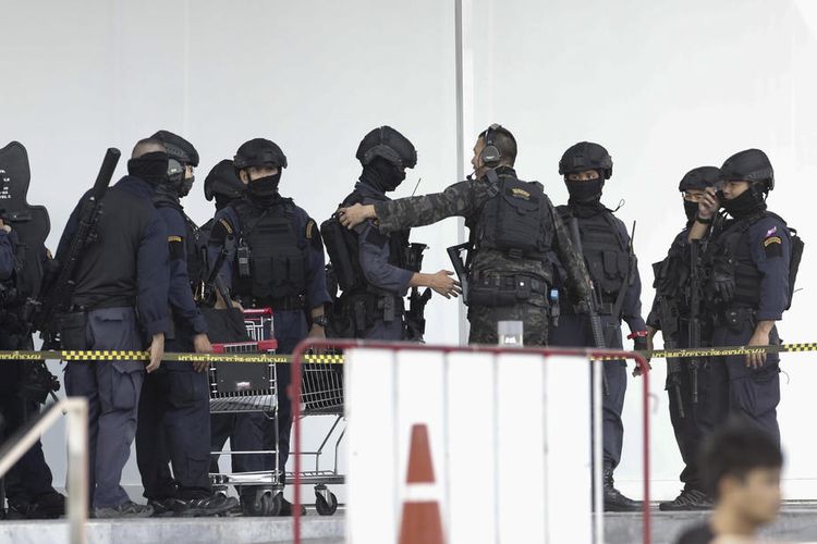 epa08204492 Thai commandos react at the scene of a mass shooting at the end of a stand off at the Terminal 21 shopping mall in Nakhon Ratchasima, Thailand, 09 February 2020. According to media reports, at least 21 people were killed, and as many as 40 wounded after a Thai soldier, identified as 32-year-old Jakraphanth Thomma, went on a shooting rampage with a M60 machine gun in the city of Nakhon Ratchasima, also known as Korat. Thomma held an unknown number of people hostage within the Terminal 21 shopping mall for around 15 hours before being shot and killed in a police operation.  EPA-EFE/RUNGROJ YONGRIT