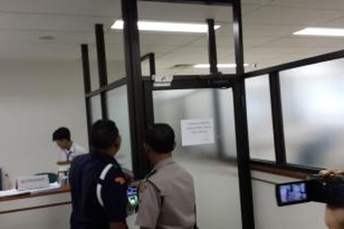 Petugas keamanan yang berjaga di kantor lama Alex Usman di Suku Dinas Pendidikan Menengah (Wilayah II) Jakarta Barat, Rabu (8/4/2015).