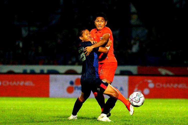 Pemain Arema FC Adam Alis berduel dengan pemain Borneo FC Fajar Faturrahman saat pertandingan leg pertama Final Piala Presiden 2022 yang berakhir dengan skor 1-0 di Stadion Kanjuruhan Kepanjen, Kabupaten Malang, Kamis (14/7/2022) malam.