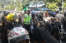 Dilarang Bawa Motor ke Depan Gedung MK, Simpatisan Prabowo Tantang Polwan