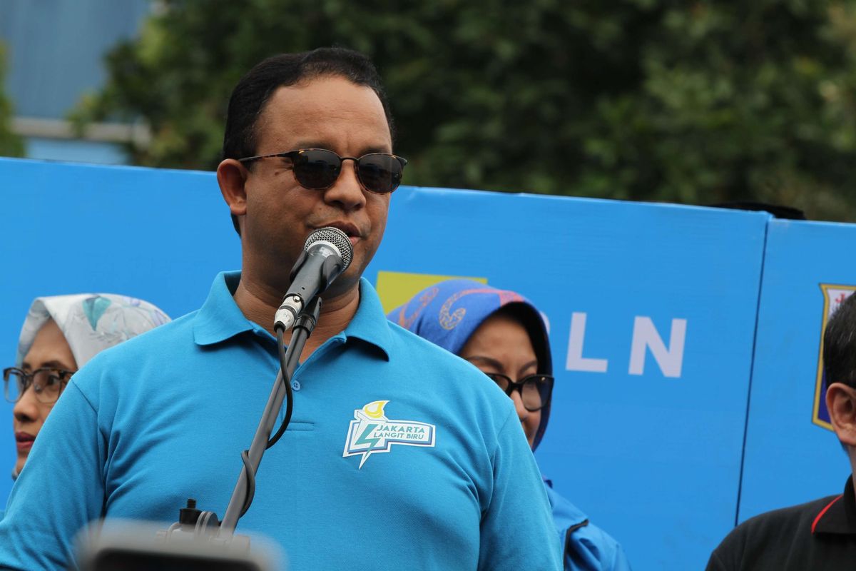 Gubernur DKI Jakarta Anies Baswedan beri sambutan di Festival Jakarta Langit Biru, Bundaran Senayan, Jakarta Pusat, Minggu (27/10/2019). Kampanye tersebut bertujuan mengenalkan kendaraan listrik yang ramah lingkungan guna mengurangi polusi udara.