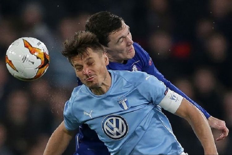 Bek Chelsea, Andreas Christensen, berduel dengan pemain Malmoe pada babak 32 besar Liga Europa antara Chelsea vs Malmoe di Stadion Stamford Bridge di London pada 21 Februari 2019.