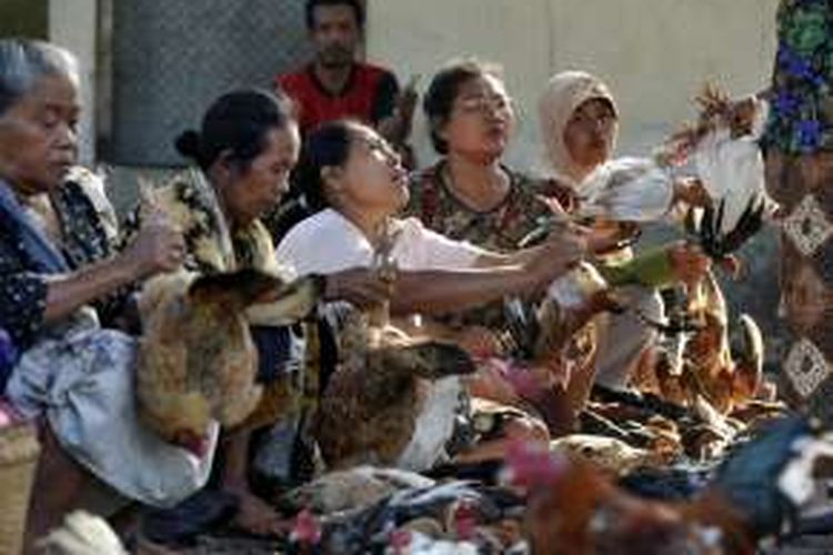 Pedagang ayam kampung menawarkan dagangannya di Pasar Jongke, Karanganyar, Jawa Tengah, Selasa (15/12/2009).