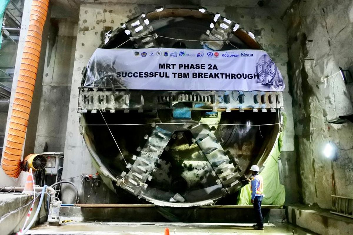 Tunnel boring machine 1 (TBM 1) berhasil menembus (breakthrough) dinding shaft utara Stasiun Bundaran HI pada 20 Maret 2023, sehingga kini terowongan antara Stasiun Bundaran HI-Thamrin-Monas telah terhubung.