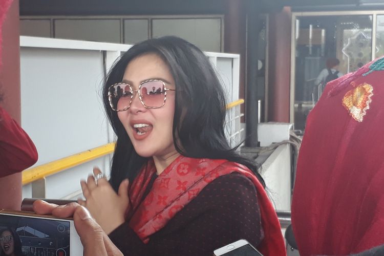 Syahrini diabadikan saat dijumpai di Bandara Soekarno Hatta, Terminal 2D, Tangerang, Banten, Jumat (23/6/2017).