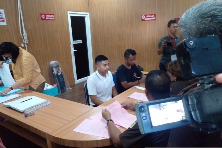  Tersangka Aditya Hasibuan (kaos putih) saat berada di ruangan pelimpahan berkas di Kejari Medan, Selasa (30/5/2023). 