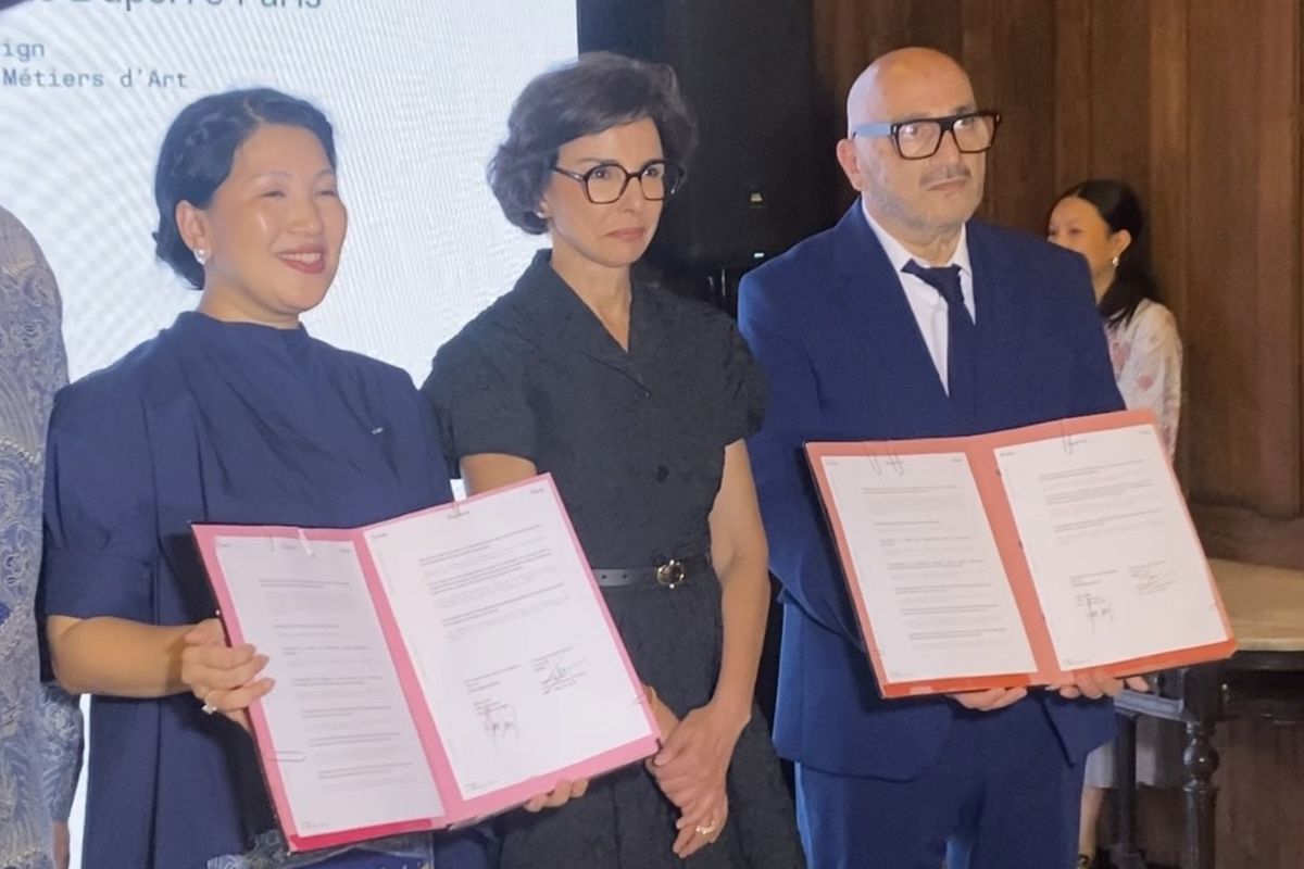 Thresia Mareta, Rachida Dati, dan Alain Soreil menandatangani MoU antara PINTU Incubator dan École Duperré Paris di Bentara Budaya Jakarta, Palmerah, Rabu (28/5/2025).