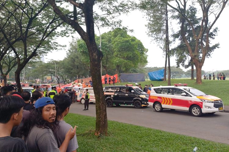 Tiga ambulans tampak di lokasi jatuhnya pesawat latih milik Indonesia Flying Club 