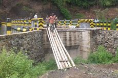 Pekerjaan Jembatan Wae Wake Belum Tuntas, Warga Sambung dengan Bambu