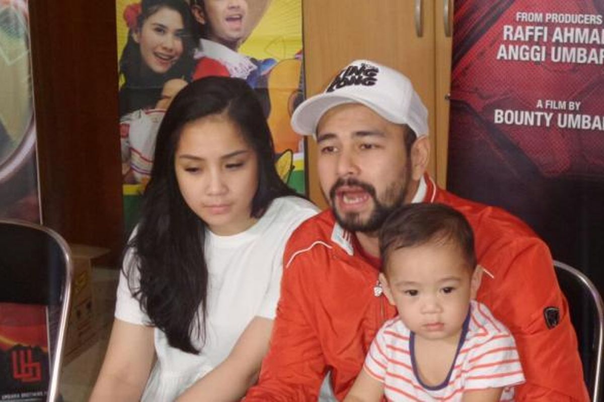 Raffi Ahmad bersama istrinya, Nagita Slavina dan anaknya, Rafathar Malik Ahmad saat menggelar jumpa pers film Rafathar The Movie di Studio Hanggar, Pancoran, Jakarta Selatan, Senin (5/11/2016).