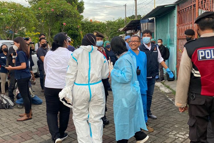 Tim gabungan dari kepolisian, ahli, hingga kedokteran forensik melakukan olah tempat kejadian perkara (TKP) di rumah satu keluarga tewas di Kalideres, Jakarta Barat. Olah TKP dilakukan pada Rabu (16/11/2022) sore. 