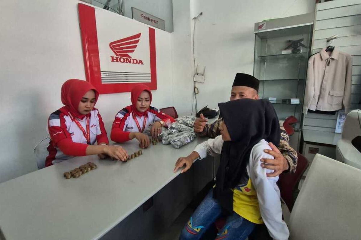 Sunarta (51), warga Desa Sendang, Kecamatan Ngrayun, Ponorogo, membeli sepeda motor matik di sebuah dealer di Jalan Urip Sumoharjo, Kelurahan Mangkujayan, Kabupaten Ponorogo, dengan membawa empat karung uang koin hasil menabung selama lima tahun.