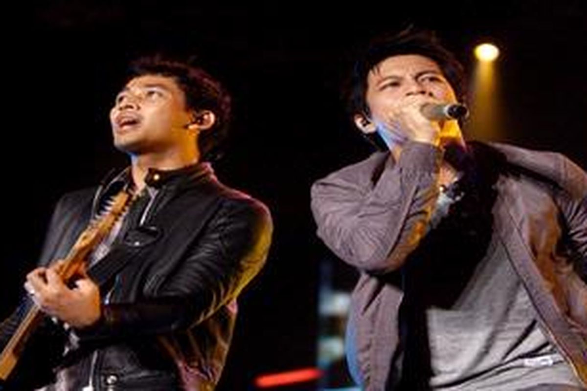 Nazriel Irham atau Ariel (kanan) dan rekan segrupnya, Uki. 