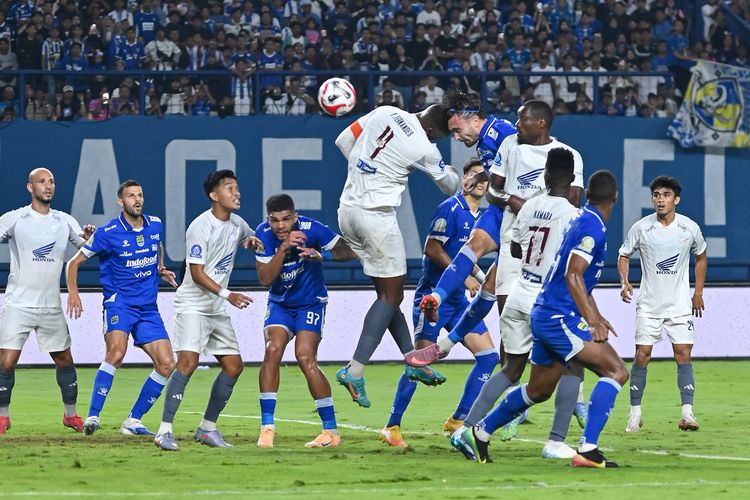 Jalannya pertandingan antara Persib vs PSM Makassar dalam lanjutan Super League 2025-2026 di Stadion Gelora Bandung Lautan Api (GBLA), Sabtu (27/12/2025).