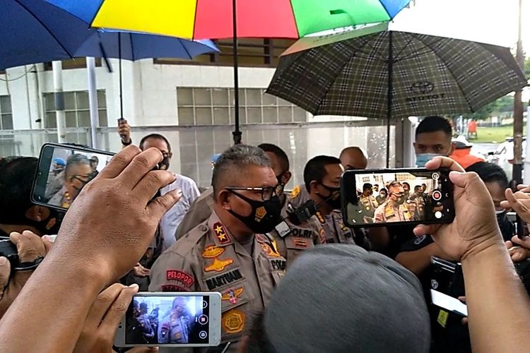 Kapolda Sumut Irjen Pol Martuani Sormin membenarkan telah dilakukan penangkapan 3 orang, di antaranya Ketua KAMI Medan terkait aksi unjuk rasa menolak UU Cipta Kerja yang berlangsung rusuh.