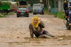 Cerita Ummu Hani Berfoto bak Model di Jalan Rusak: Aku dan Suami Pernah Jatuh di Daerah Itu