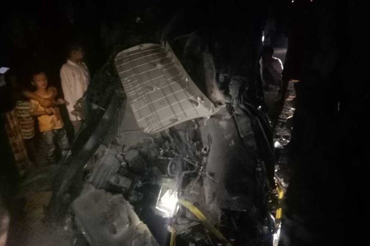 Kondisi mobil Suzuki Ertiga usai tertabrak dan terseret kereta api di Mojokerto Jawa Timur, Minggu (15/12/2019) malam