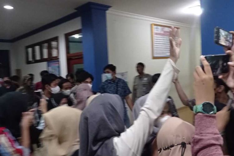 10 orang terduga pelaku usai menjalani pemeriksaan di gedung rektorat Universitas Islam Negeri (UIN) Palembang, Sumatera Selatan, Selasa (4/10/2022).