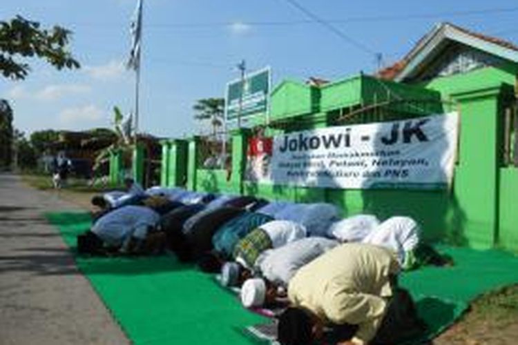 puluhan santri di Demak sujud syukur untuk kemenangan pasangan capres Jokowi - JK di depan kantor DPC PKB Demak, Jumat (11/7/2014)