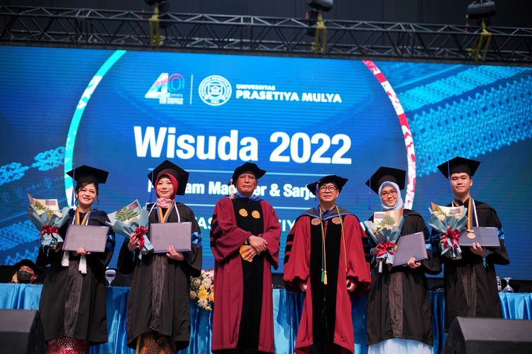 Rektor Universitas Prasetiya Mulya Prof Dr Djisman S Simandjuntak melantik dan memberikan penghargaan kepada wisudawan Magister Manajemen Berprestasi dari School of Business and Economics pada Wisuda Prasetiya Mulya 2022 di Plenary Hall, Jakarta Convention Center (JCC) Senayan, Jakarta Pusat, Selasa (6/12/2022).