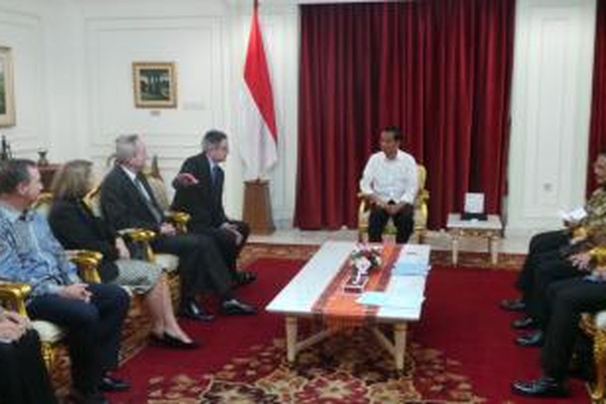 Presiden Joko Widodo bertemu dengan CEO Chevron John Watson di kantor presiden, Jumat (9/1/2014).