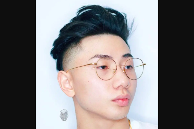 Gaya rambut pendek pria messy style with a disconnect undercut