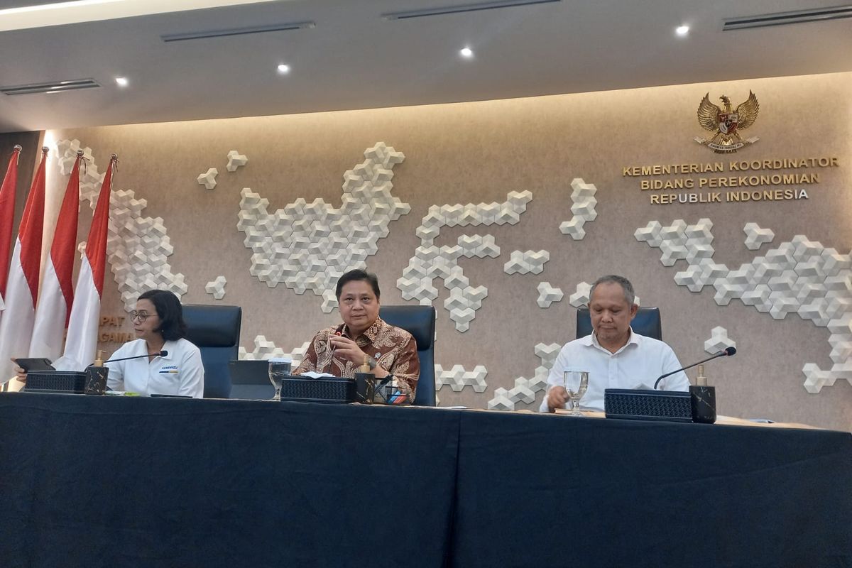 Menteri Keuangan (Menkeu) Sri Mulyani dan Menteri Koordinator Perekonomian Airlangga Hartarto dalam Konferensi Pers PDB Kuartal III 2023 serta Stimulus Fiskal di kantor Kemenko Perekonomian, Jakarta, Senin (6/11/2023).