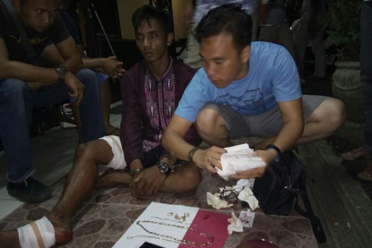 Polisi di hadapan pelaku Cecep (tengah) menggelar barang bukti tindak pidana di Perumnas Pelempang Jaya Belitung, Kepulauan Bangka Belitung.