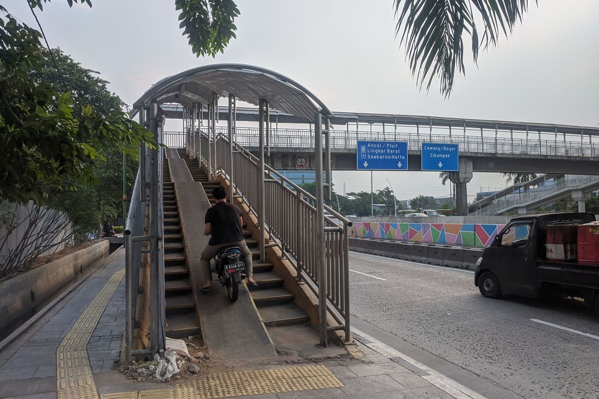 JPO di Dekat Kantor Sudinhub Jakarta Utara Banyak Dilantasi Motor