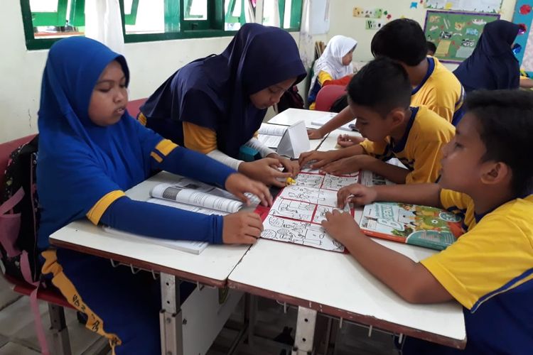 Setelah membaca siswa diajak menceritakan kembali bacaan dengan membuat komik menjadi praktik baik literasi di SD 003 Tenggarong, Kaltim
