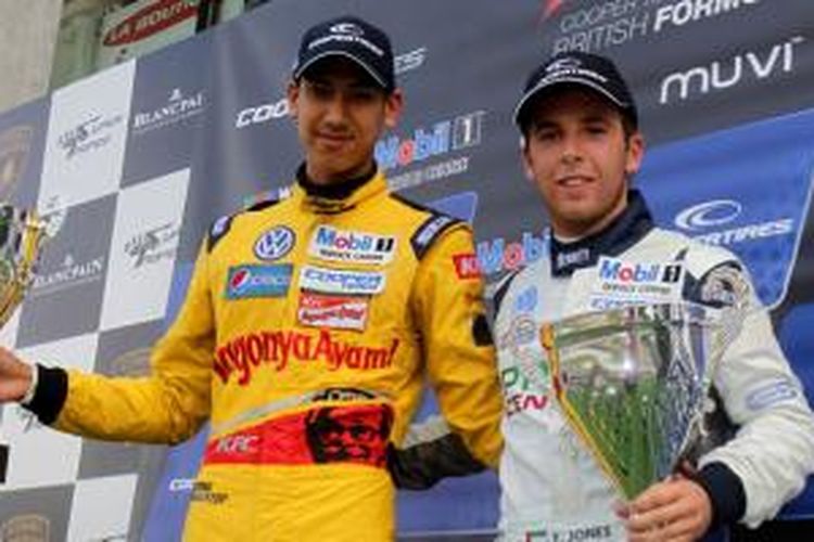 Sean Gelael bersama Ed Jones, yang meraih podium 1 pada Kejuaraan Formula 3 Inggris di sirkuit Spa Francorchamps, Belgia.